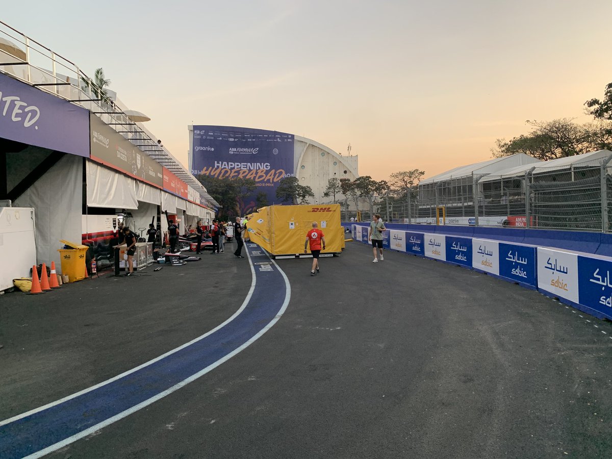 afshan_dx's tweet photo. Had a wonderful time being an intervention runner marshal at the Formula E prix in Hyderabad. Both the race and the qualifying sessions were very close for the drivers and the race is being termed as the best one of this season #HyderabadEPrix #FormulaE #mahindraracingcomeshome https://t.co/XzHBRKyucL