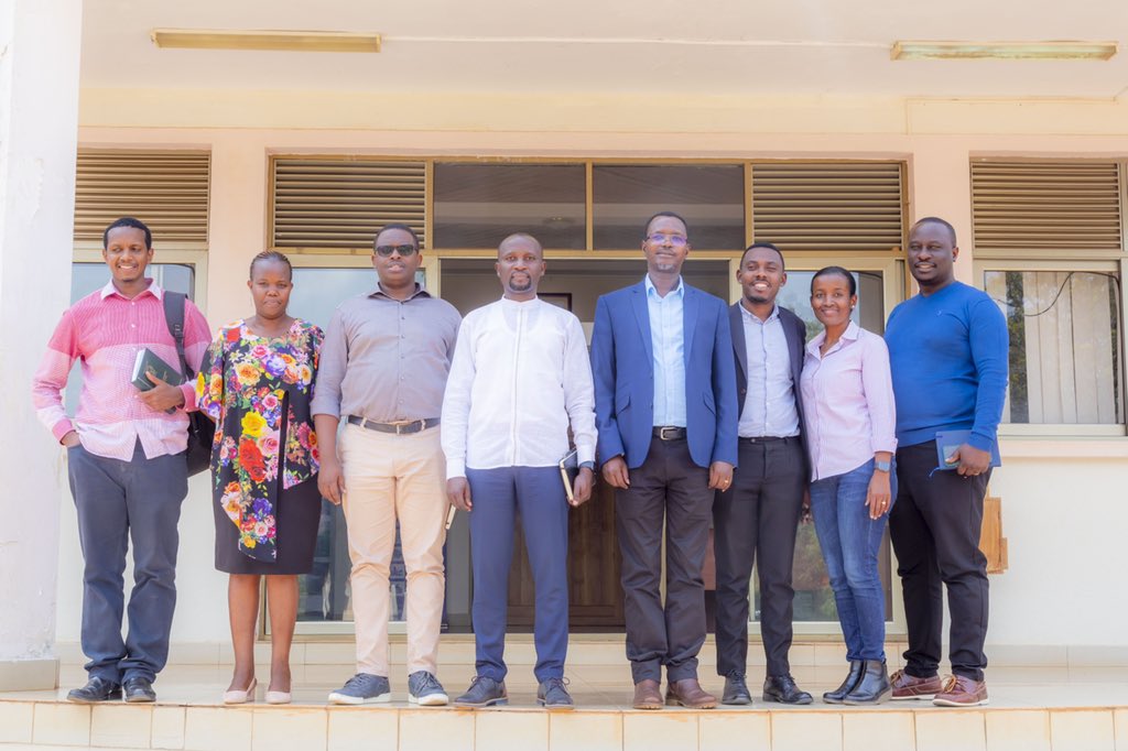 RwandaAgri's tweet photo. Uyu munsi, Umunyamabanga wa Leta muri MINAGRI yasuye icyicaro gikuru cya @RwandaAgriBoard agirana ibiganiro n’abayobozi bashya ba RAB.Yabasabye kurangwa n’imikorere myiza,guha imbaraga sitasiyo za RAB zikarushaho gufasha abahinzi n’aborozi kongera umusaruro no kwihaza mu biribwa. https://t.co/fKULejBHho