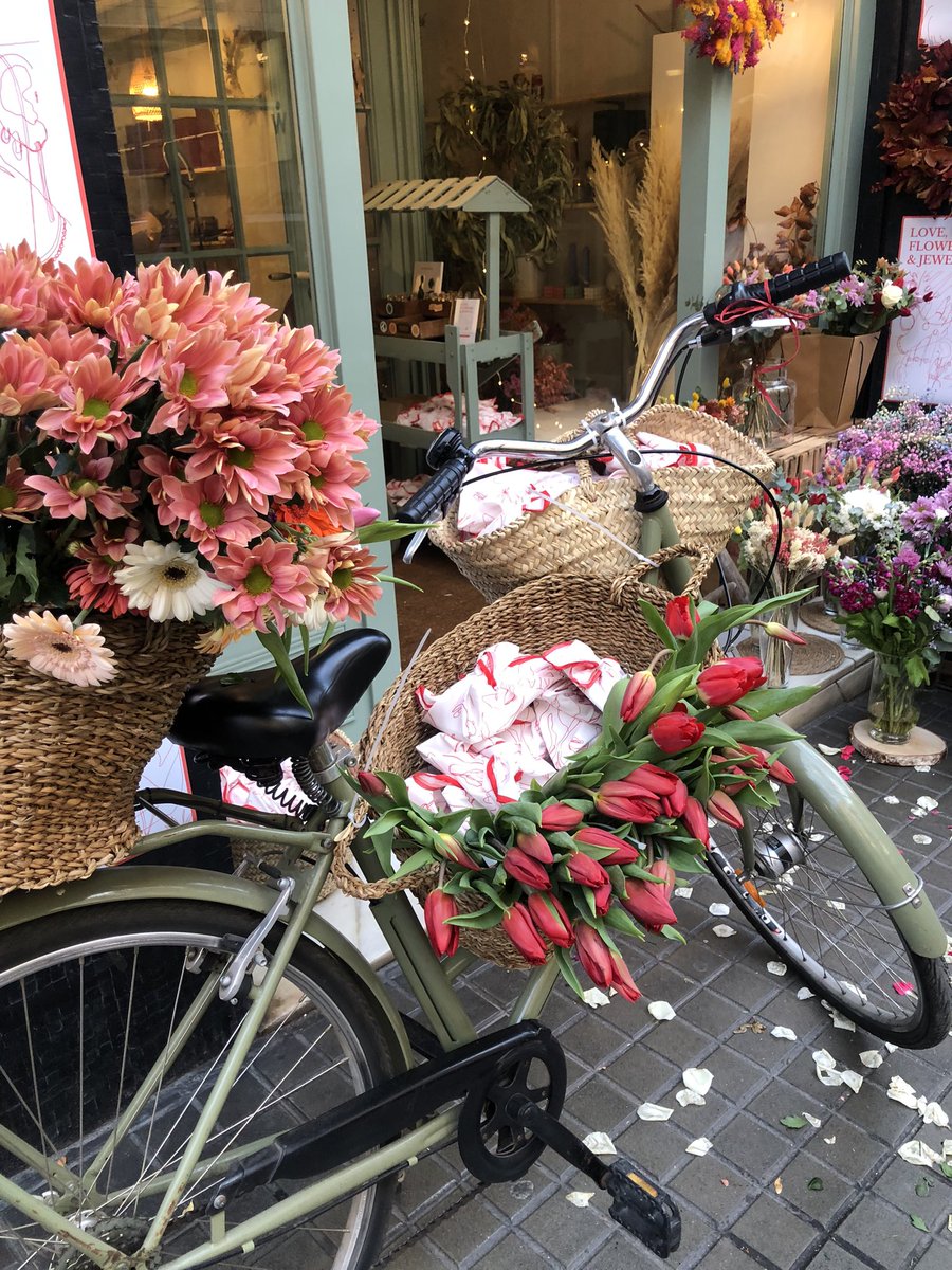gioandtheglobe's tweet photo. Happy Valentine’s Day!! I hope all the love you give come always right back at you!! ✨💕🌷❤️💕💫

#writerscommunity #WritingCommunity #blogger #womenentrepreneur #ValentinesDay #allyouneedislove https://t.co/3jMHemiAcc