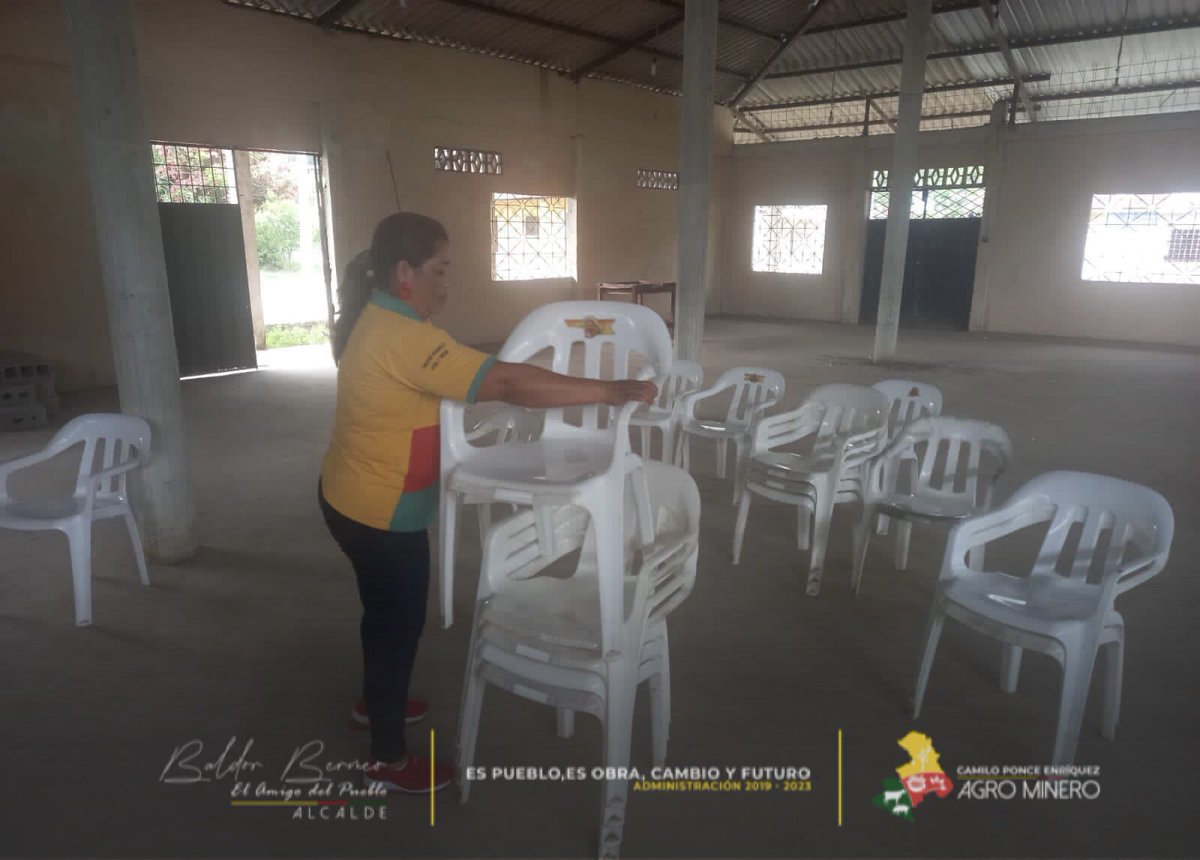 #Shumiral El alcalde <a href="/baldor_bermeo/">Baldor Bermeo</a> busca mantener todo el cantón limpio y ordenado, por ello coordinó con funcionarios públicos realizar trabajos de limpieza en la  unidad de atención al adulto mayor.  
<a href="/goberazuay/">Gobernación del Azuay</a>