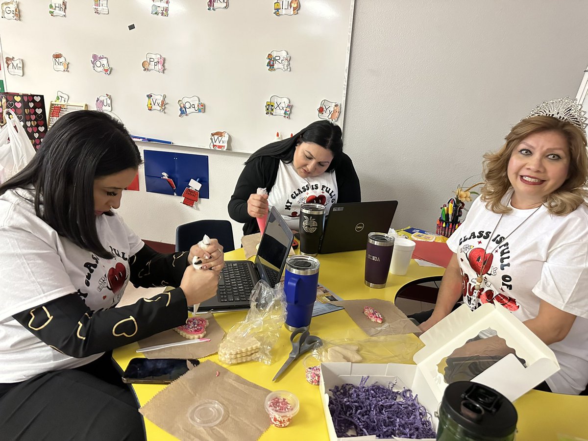 MLechuga_SVES's tweet photo. Mental health day… love my team…@vochoa_SVES @EMacias_SVES @KPinon_SVES @BSuarez_SVES @RMarquez_SVE @sve https://t.co/531hmmKkfl