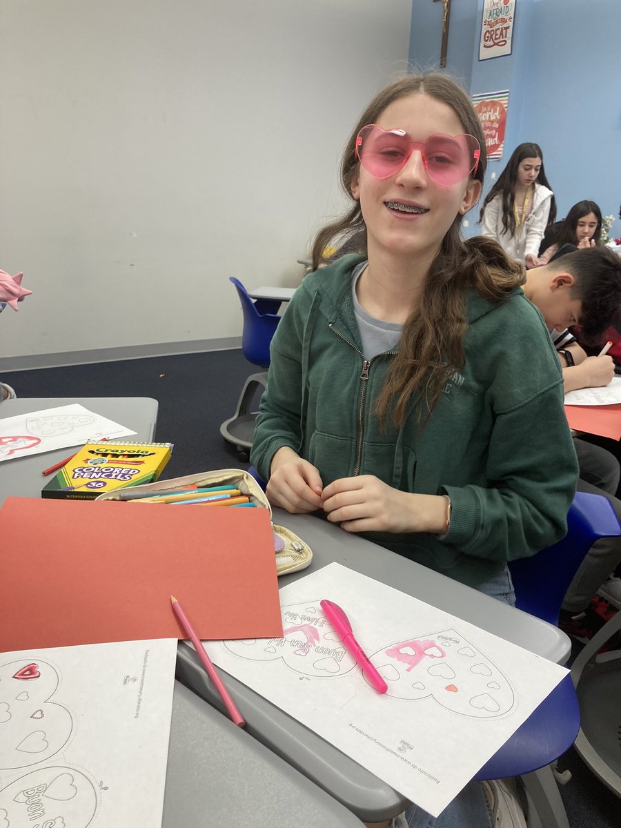 ludovic33426400's tweet image. Writing poems in Italian with my Italian  7th grade ❤️🇮🇹🥰 Buon San Valentino a tutti 🌷🇮🇹👏🏻 #italianclass  #Genesis #7grade #clippers  @XaverianHS