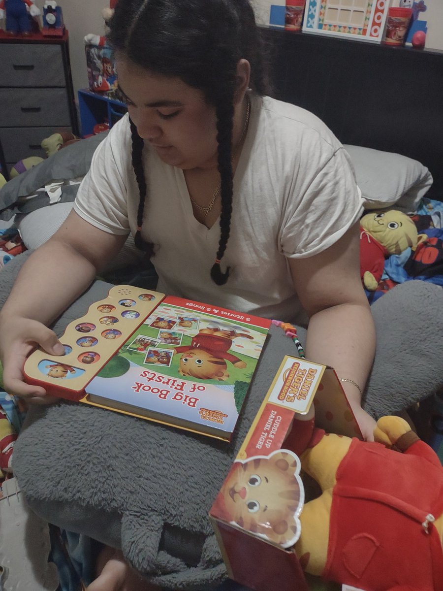qenvy425's tweet photo. #loveday @PBSKIDS #pampi #autistic #DanielTiger https://t.co/eOy6xRffS7