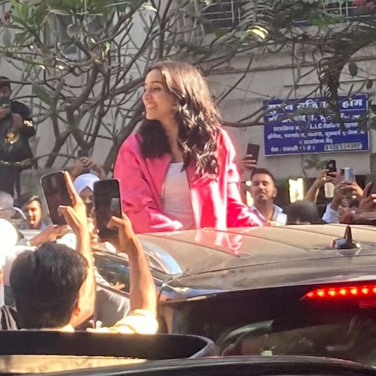 swarshra's tweet photo. What to say !!!!
I'm literally in tears while writing this🥺
This is the best moment of my life and my biggest dream come true my biggest fan moment and my biggest achievement!!this was the first time ever i saw the loml live from so closee 
I cannot believe and resist this!! 🫶 https://t.co/ympGbRt6f9
