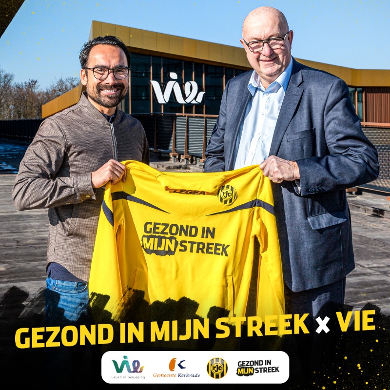 RodaJCKerkrade's tweet photo. 𝗥𝗼𝗱𝗮 𝗝𝗖 𝗲𝗻 𝗩𝗶𝗲 𝘀𝗹𝗮𝗮𝗻 𝗱𝗲 𝗵𝗮𝗻𝗱𝗲𝗻 𝗶𝗻𝗲𝗲𝗻 🤝🏻

De Gemeente Kerkrade wil met Vie stevig inzetten op het verbeteren van de levenskwaliteit van haar inwoners én die van de regio. Daarom bundelen Roda JC en de @Gem_Kerkrade de krachten.

#GezondInMijnStreek