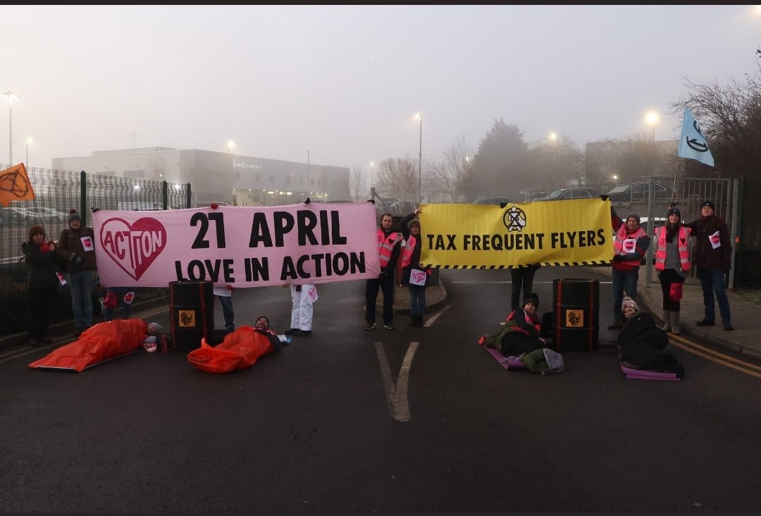 ‼️BREAKING
Today, blockades of Private Jets are ongoing around the world with scientists & activists from Extinction Rebellion & Stay Grounded.
 
We denounce outrageous levels of climate injustice. It's time to: 

#BanPrivateJets
#TaxFrequentFlyers
#MakePollutersPay