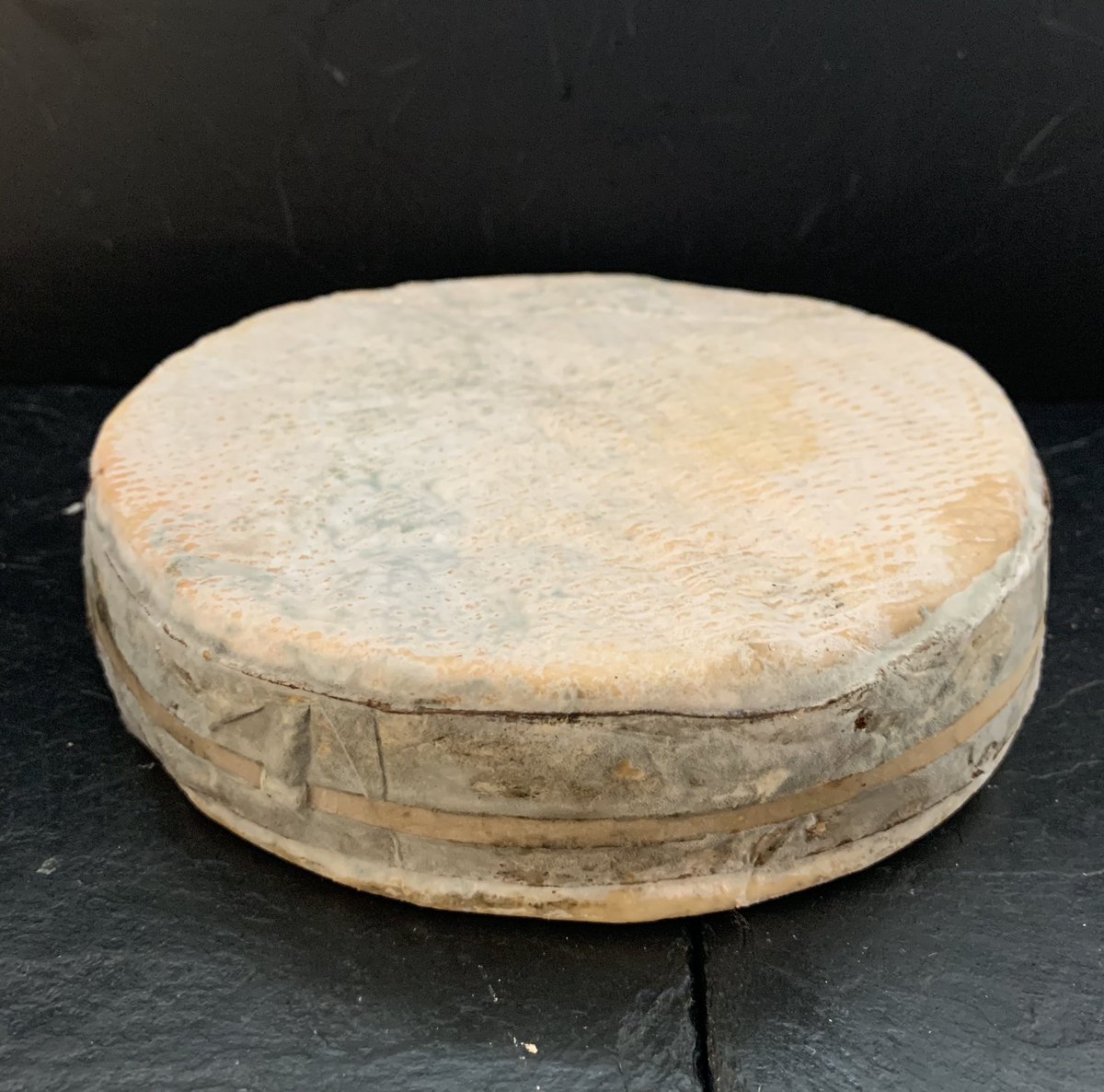 TheCheeseHut1's tweet photo. Our #Cheeseoftheweek is the #delicious #Rollright #cheese from the @KingStoneDairy in #Gloucestershire made with #Pasteurised #cows #milk This #washrind #cheese is named after the #Neolithic Rollright stones on the #Oxfordshire #Warwickshire boarders #BritishCheese https://t.co/MOPtaJm7EH