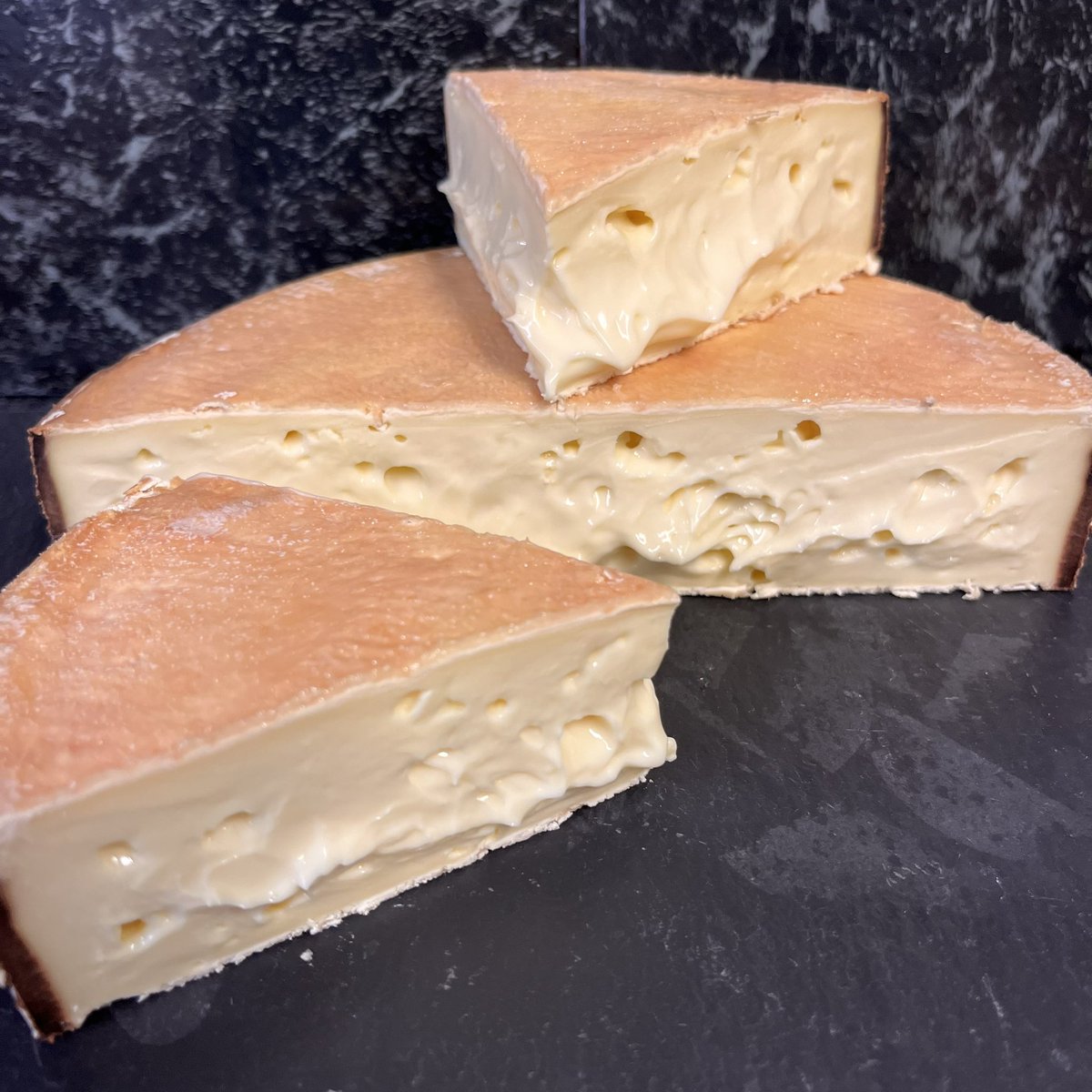 TheCheeseHut1's tweet photo. Our #Cheeseoftheweek is the #delicious #Rollright #cheese from the @KingStoneDairy in #Gloucestershire made with #Pasteurised #cows #milk This #washrind #cheese is named after the #Neolithic Rollright stones on the #Oxfordshire #Warwickshire boarders #BritishCheese https://t.co/MOPtaJm7EH