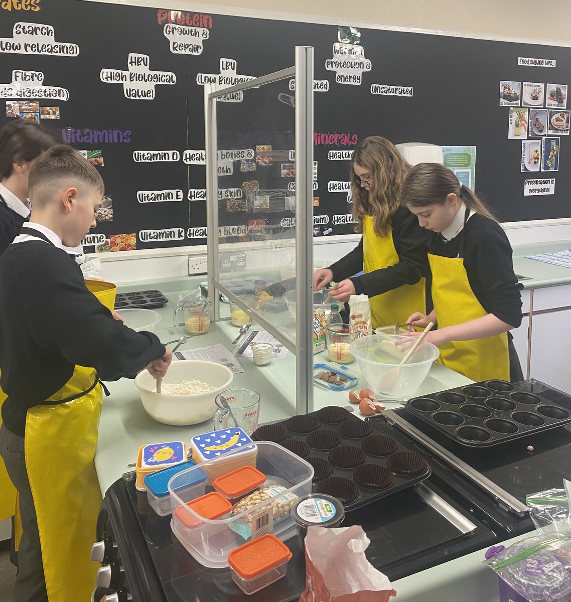 blackwood_dt's tweet photo. Y8 weighed and measured really accurately in order to produce some beautiful blueberry and white chocolate muffins. Great work🤩 #CfW #LearnWithBlackwood #numeracyinaction @Blackwood_Comp https://t.co/jqUPxgEhdb