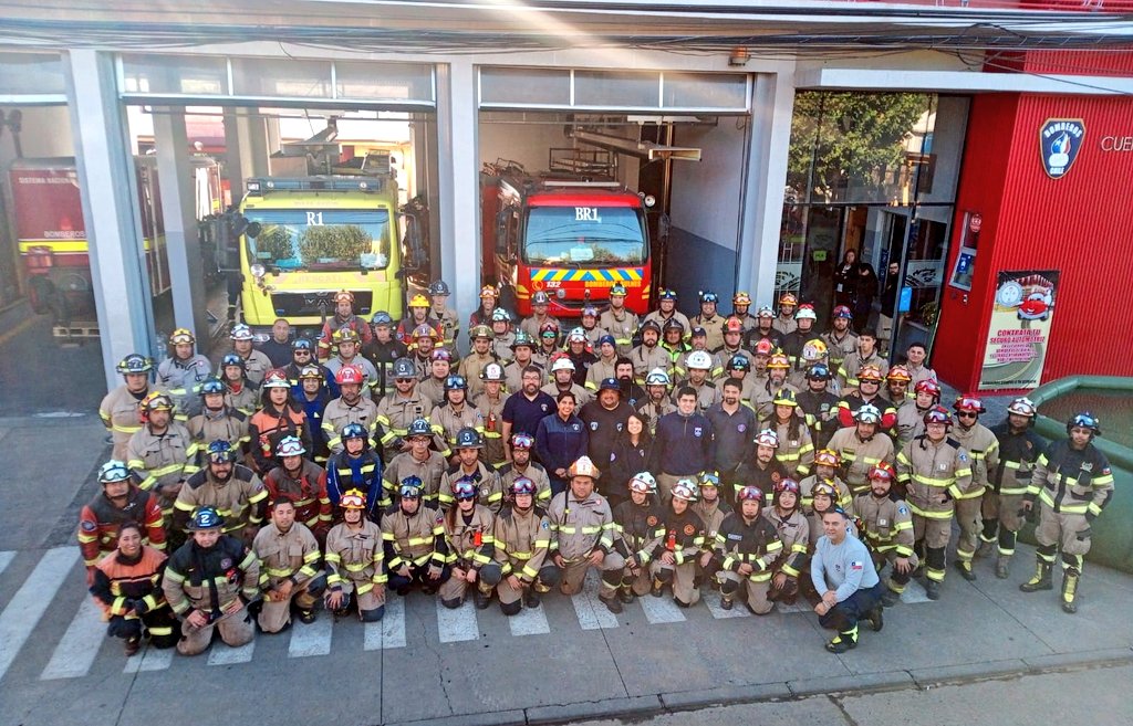 BomberosdeChile's tweet photo. 𝗥𝗘𝗚𝗥𝗘𝗦𝗢 | Bomberos de todo el país inician el regreso a sus respectivas regiones. Agradecemos la valentía y compromiso de las distintas Fuerzas de Tareas que se movilizaron hacia el Ñuble, Biobío y La Araucanía. 

👨‍🚒Bomberos de las regiones afectadas continúan desplegados. https://t.co/7JACEpaJvp