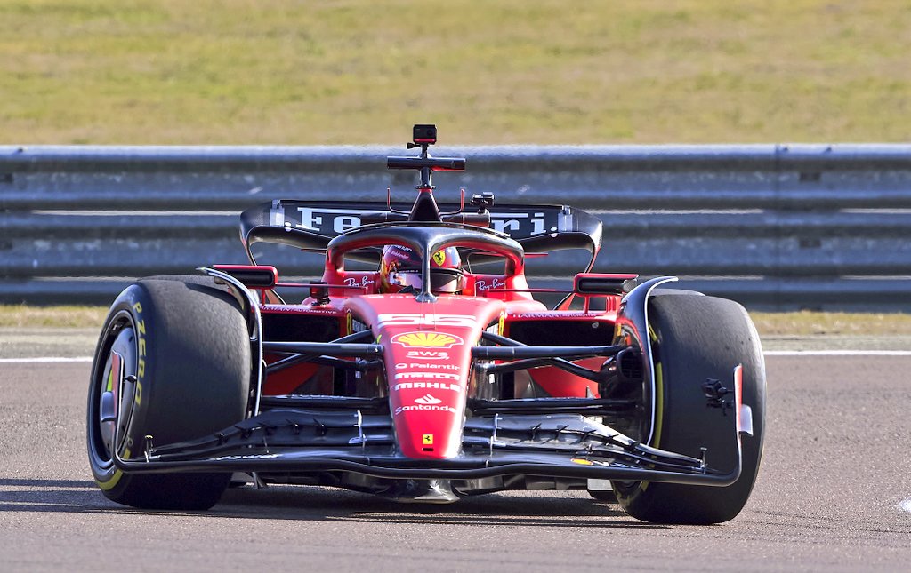 AlbertFabrega's tweet photo. Así luce el Ferrari SF23 en pista. Es precioso. No sé si es rápido, aún 

This is how the SF23 @ScuderiaFerrari looks on track. It's really nice. I don't know if it's quick, yet. 
#f1 #SF23 https://t.co/7JjzhCcg5Y