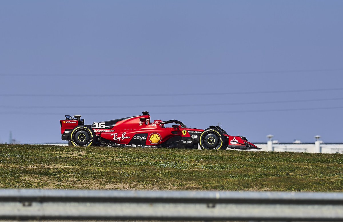 AlbertFabrega's tweet photo. Así luce el Ferrari SF23 en pista. Es precioso. No sé si es rápido, aún 

This is how the SF23 @ScuderiaFerrari looks on track. It's really nice. I don't know if it's quick, yet. 
#f1 #SF23 https://t.co/7JjzhCcg5Y