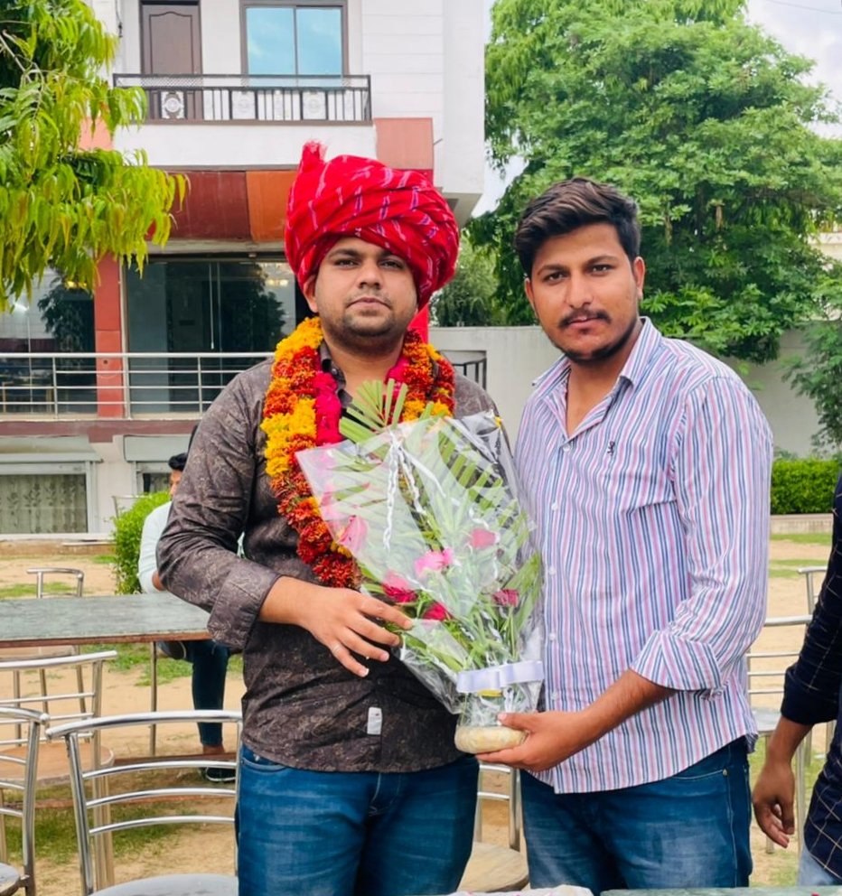 vishramjajunda's tweet photo. वक्त सिखा देता है सलीका़ जिंदगी का
फिर हालात क्या , हैसियत क्या, उम्र क्या ....।।
#ramramsa 🙏
#withtheboss @AshishChopra91 ji https://t.co/aQetBSHMuo