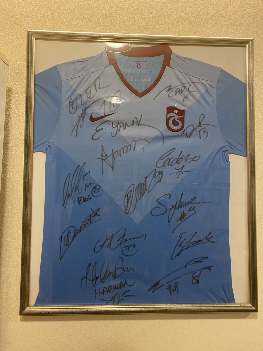 BalciCenan's tweet photo. @zagortenay @NevzatKaya73 @yunusemresel @ErtugrulDogan61 @ahmetagaoglu67 @hasantuncel61 @giraykacar @svurusofficial @ulasugras @cakirugurcan96 Ankara HiltonSA yiyecek &amp; içecek müdürüyüm, Trabzonsporumuzun bu imzalı formasını @ahbap’a bağış adına sizlerden destek istiyorum. https://t.co/qG3JCtsfez