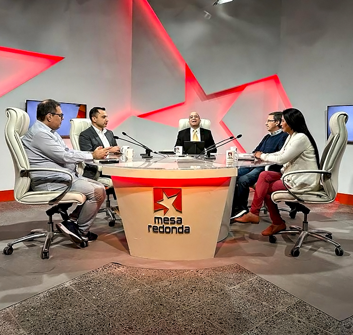 EditorialEstado's tweet photo. En el marco de la 31° Feria Internacional del Libro de La Habana, la Gerente Ejecutiva de la Editorial del Estado Plurinacional de Bolivia, Estela Machicado Montaño, participó en una entrevista en el programa "Mesa Redonda" emitido por Televisión Cubana.
#LaHabanaCuba #Bolivia https://t.co/HItSY4nKJ6