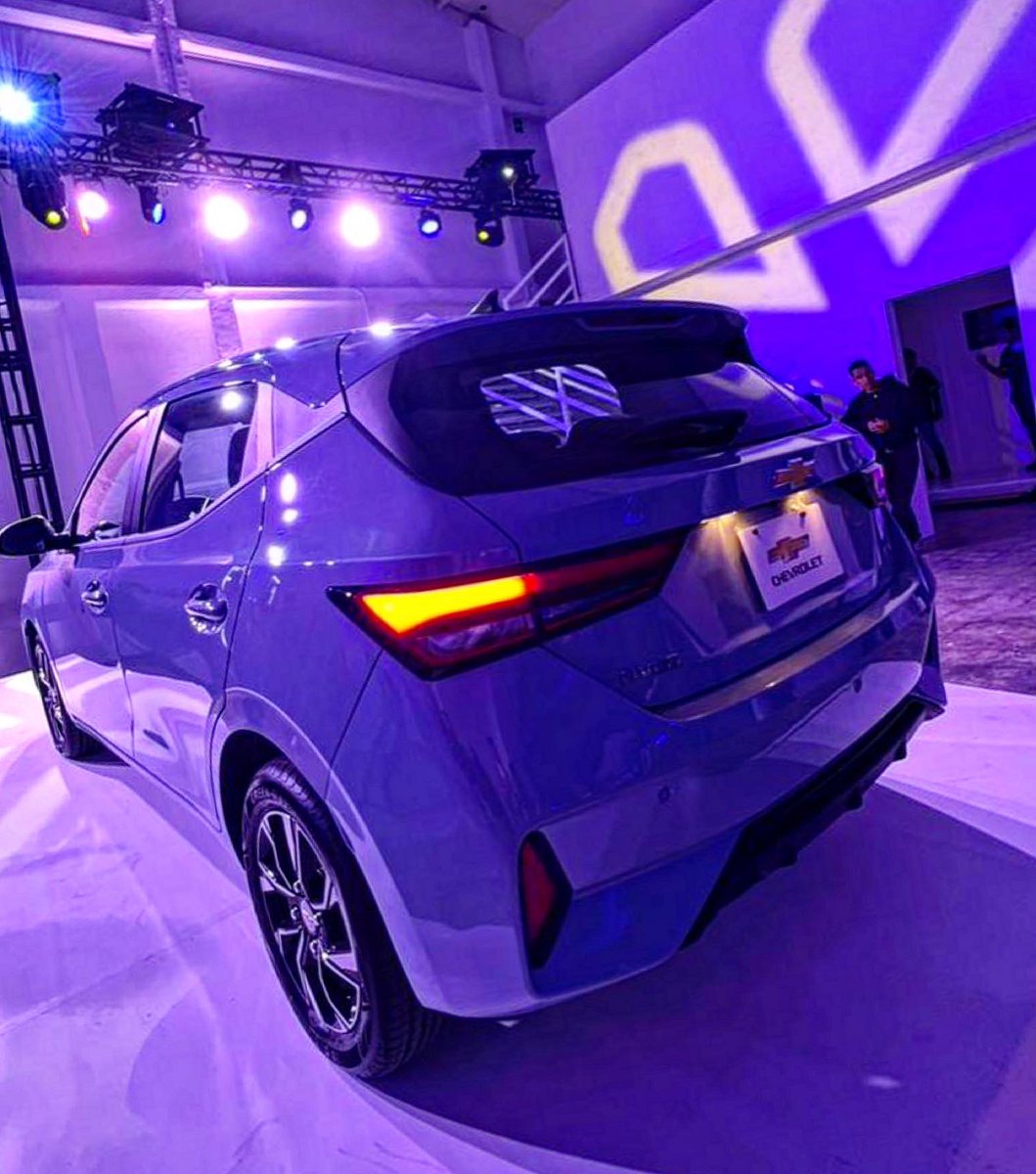 Chevrolet presentó Aveo 2023 sedán y hatchback. 1.5 lts, 98 hp y 105 lb-pie, transmisión manual o automática de 6 cambios. 6 airbags, pantalla de 8”, Android Auto y Apple CarPlay y cámara de reversa! #chevroletaveo #aveo #chevroletmexico <a href="/ChevroletMexico/">Chevrolet 🇲🇽</a> <a href="/benja220596/">Benjamin Castañeda</a> <a href="/ElPonce66/">Rodrigo Ponce de León</a>