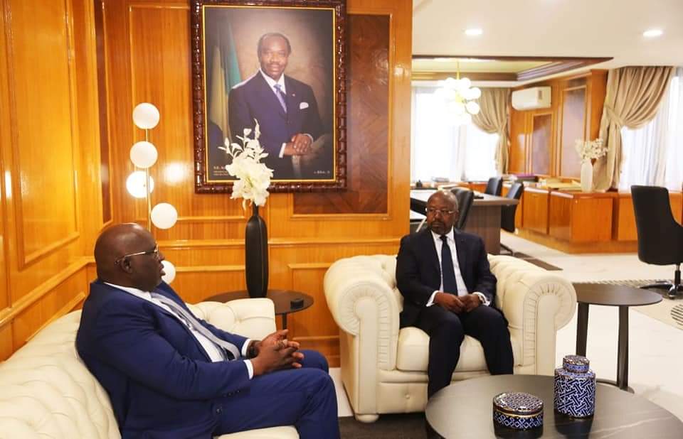 PrimatureGA's tweet photo. Le Premier Ministre @BilieByNze a reçu ce 14-02-23 le représentant de l'@OMS_Afrique Dr.  @magaranb introduit par le Ministre de la #Sante @DrObiang.

Au menu des échanges la mise en place d'un #dispositif suite à la déclaration de #MarburgVirus en Guinée #Equatoriale.
#Proximité https://t.co/yAjVxS2i2J