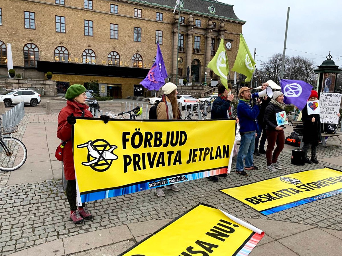 Manifestation in support of the actions taking place around the world against usage of private jets. /Gothenburg Sweden
#MakethemPay #BanPrivateJets #taxfrequentflyers
