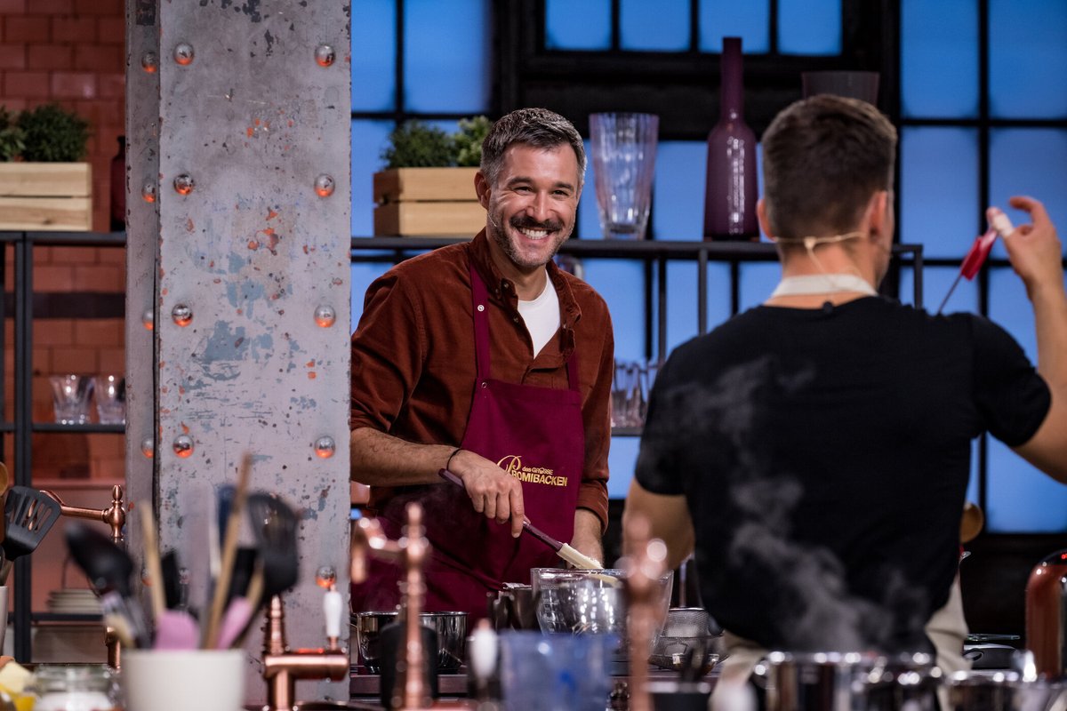 SAT.1 (@sat1) on Twitter photo „Es würde mich freuen, wenn du noch dein Shirt ausziehst.“ Versucht <a href="/JochenSchropp/">Jochen Schropp</a> die Konkurrenz im Finale aus dem Back-Konzept zu bringen? Das #Promibacken-Finale um 20:15 Uhr wird hot! 🔥 „Es würde mich freuen, wenn du noch dein Shirt ausziehst.“ Versucht <a href="/JochenSchropp/">Jochen Schropp</a> die Konkurrenz im Finale aus dem Back-Konzept zu bringen? Das #Promibacken-Finale um 20:15 Uhr wird hot! 🔥