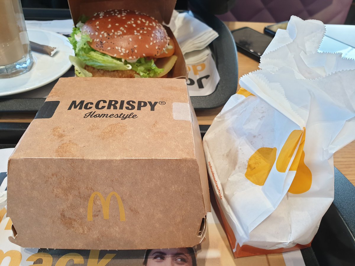 Sascha und ich letztes Jahr: Gehen am Valentinstag edel essen.

Sascha und ich dieses Jahr:
Ich: Denkst du, was ich denke? 
Er: Ja 😍

😂🤤