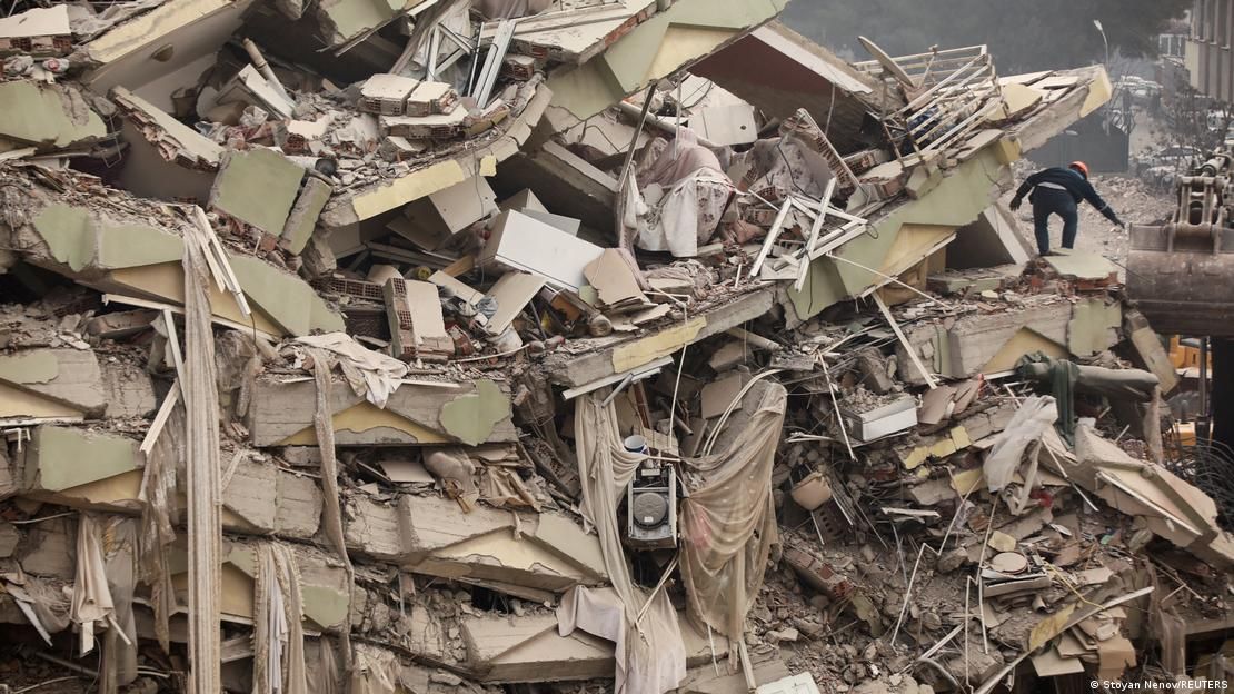 Kuş yavrularının ve bizim yavrularımızın yuvaları.

Kuşlar sahtekar değil, malzemeden çalmazlar, rüşvet yemezler, oy kaygısı gütmezler.

Biliyor musunuz? Bir zamanlar biz de kuşlar gibiydik, sonra "uygarlaştık" ve insan olduk.