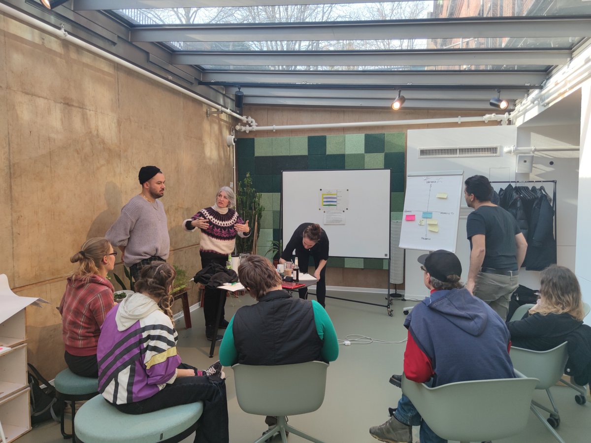 bUm_Berlin's tweet photo. #Visionsworkshop: Wie soll unser bUm aussehen? Was finden wir gut? Was soll sich ändern?
Unsere innere Kompassnadel ist auf #fantastisch - #pragmatisch ausgerichtet. Vielen Dank fürs Mitmachen!💪🌈
#reichenbergerkiez #miteinander #solidarität #vision #engagement #gemeinsam https://t.co/HSGasFJoMy
