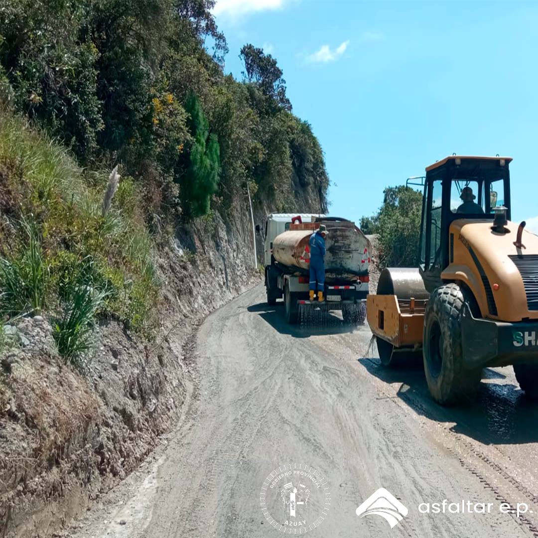 EpAsfaltar's tweet image. 📍 El turismo y producción de Sevilla de Oro mejoran con el doble tratamiento superficial bituminoso de la vía Santa Rita - Amaluza. 
Con un 70% de avance en la obra, el #EquipoAsfaltar junto a @AzuayPrefectura, se une al progreso del Austro. 🤜🏽🤛🏽
