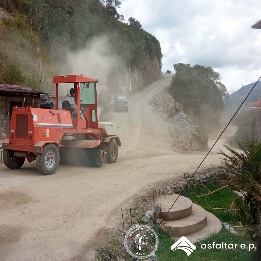 EpAsfaltar's tweet image. 📍 El turismo y producción de Sevilla de Oro mejoran con el doble tratamiento superficial bituminoso de la vía Santa Rita - Amaluza. 
Con un 70% de avance en la obra, el #EquipoAsfaltar junto a @AzuayPrefectura, se une al progreso del Austro. 🤜🏽🤛🏽