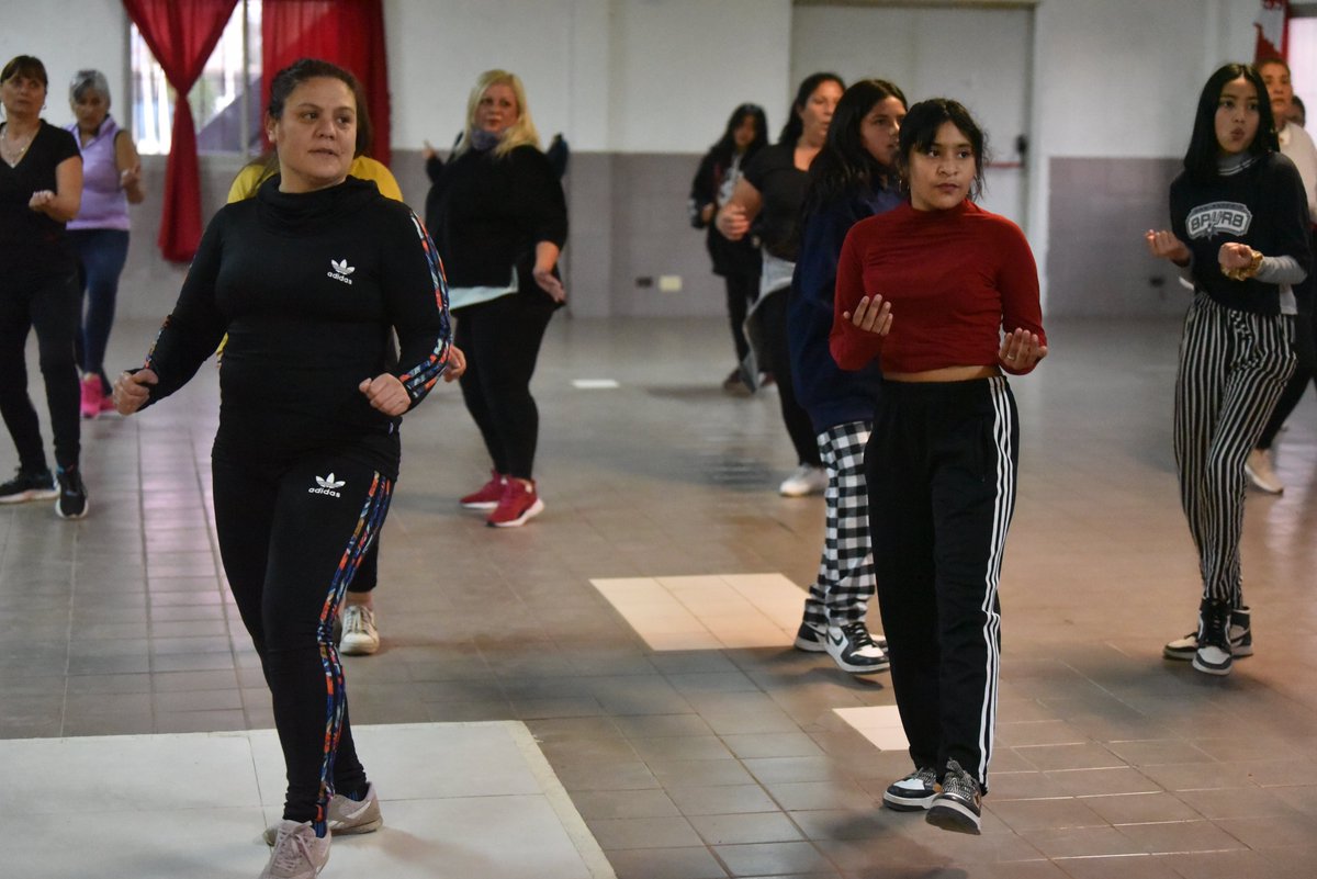 fundacionbapro's tweet photo. 👟 A través del programa #ClubesEnForma contribuimos con la mejora de las instalaciones y la infraestructura de estas instituciones que favorecen el encuentro intergeneracional y enriquecen el desarrollo de las y los bonaerenses. https://t.co/jpsw5SYSs5