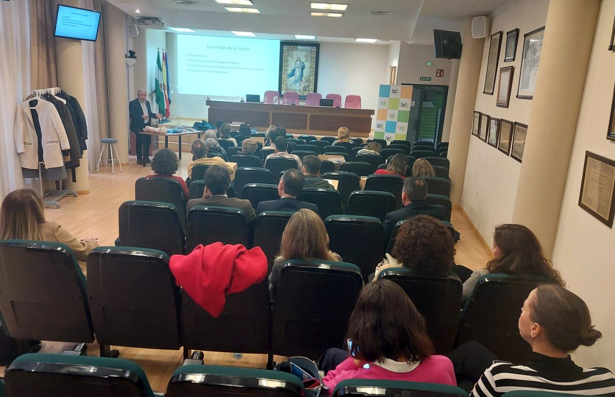 CACOF_'s tweet photo. Más de 30 compañeros #farmacéuticos han participado en el taller desarrollado hoy en el @COF_Sevilla, con el Dr. Manuel Praena. Estos talleres seguirán realizándose en el resto de provincias andaluzas, si estás interesado en asistir infórmate en tu Colegio de Farmacéuticos. https://t.co/bwgo8MyErM