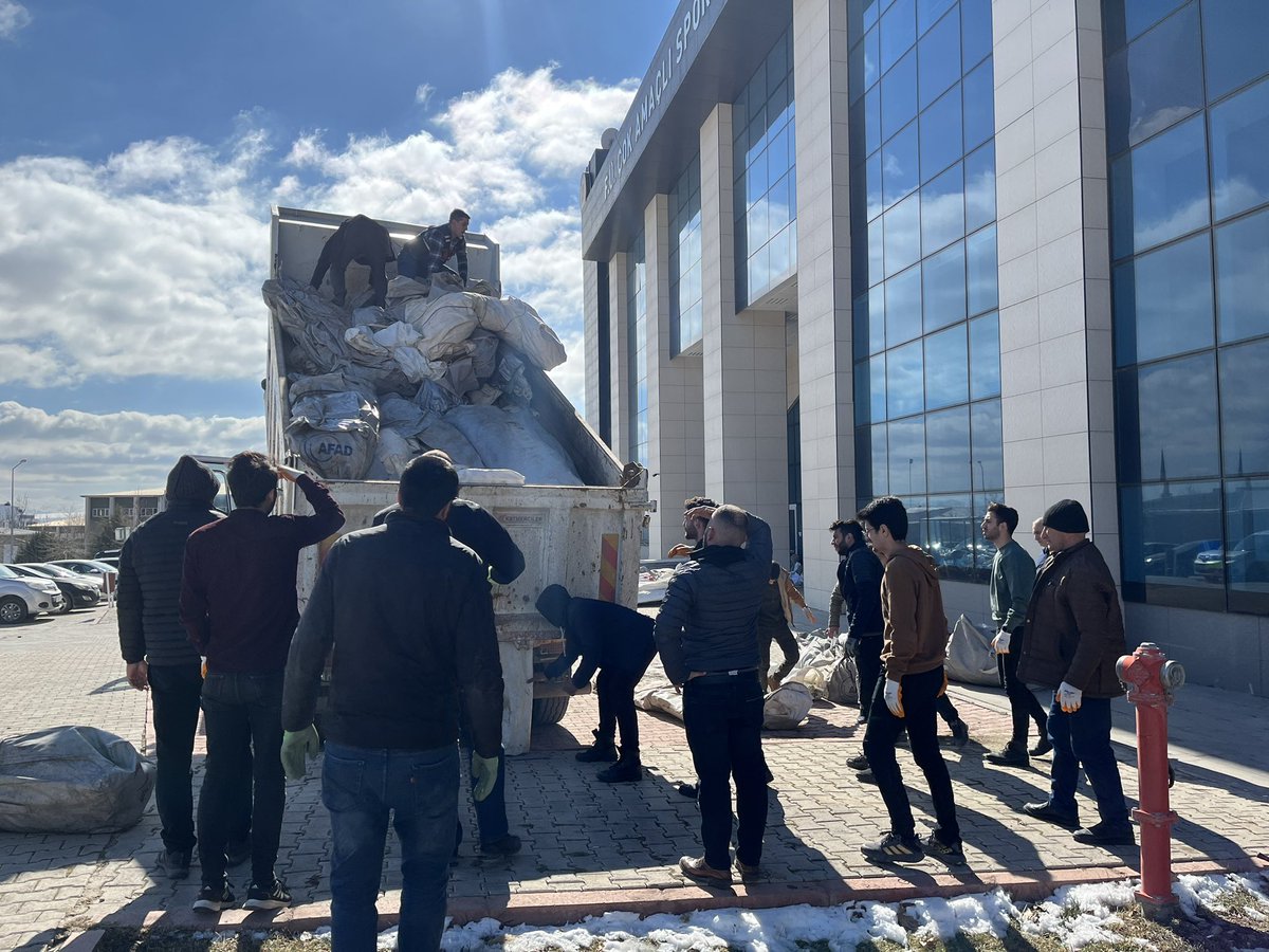 firatresmihesap's tweet photo. Gün boyu acil ihtiyaç olan çadırları toplamaya devam ettik.

Ekibimiz çadırların eksikliklerini tek tek giderip onarımlarını yaptılar.

Bugün de bir kamyon çadırı deprem bölgesine gönderdik.

#Elazığ #FıratÜniversitesi #BirlikOlduk https://t.co/ydasltEvCI
