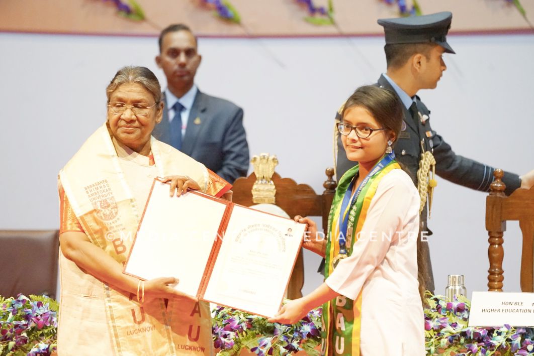 BbauSocialmedia's tweet photo. माननीय राष्ट्रपति महोदया @rashtrapatibhvn के हाथों से मेडल प्राप्त करके विद्यार्थियों के खुशी की सीमा नही रही।
@ProfSanjaySingh 
@EduMinOfIndia @dpradhanbjp @OfficeOfSDhotre @UPGovt @anandibenpatel @myogiadityanath https://t.co/r6bhYVdoya