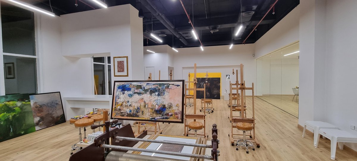 ludovic_pouille's tweet photo. Visite de la galerie #ArtVision avec les artistes Abdallah Ahmari et Mohammed Fareh, au cœur de #MusaCenter à Riyad. Toujours un plaisir de découvrir ou re-découvrir des artistes saoudiennes et saoudiens, dont la créativité et le talent ne cessent d'impressionner.
🇫🇷🇸🇦🎨 https://t.co/NjVg9EQFpU
