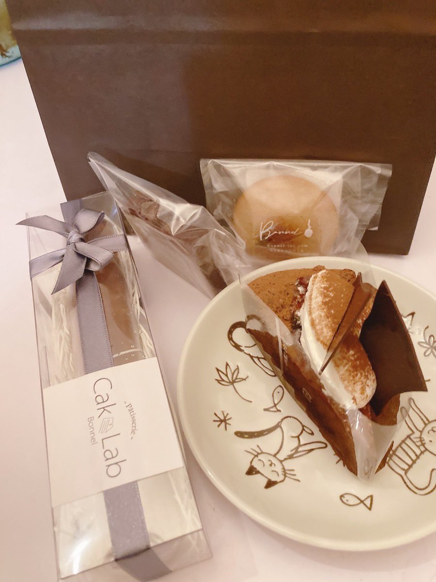 _bobmaster_'s tweet photo. 自分お気に入りのケーキ屋さん【CakeLab】で細君へ何時ものお礼に🍰🍴
バレンタインあげるの逆でも良いじゃない☺️
#CakeLab
#バレンタインデー https://t.co/GunWMPb3Jw