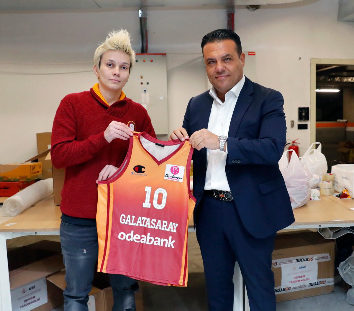 GalatasaraySK's tweet photo. Tunç Holding Yönetim Kurulu Başkanı Dinçer Azaphan, kaptanımız Işıl Alben’in EuroLeague şampiyonluğumuzda giydiği formayı satın alarak kulübümüzün konteyner kampanyasına destek verdi.

Teşekkürler! 👏 https://t.co/kWWzxiUDYV