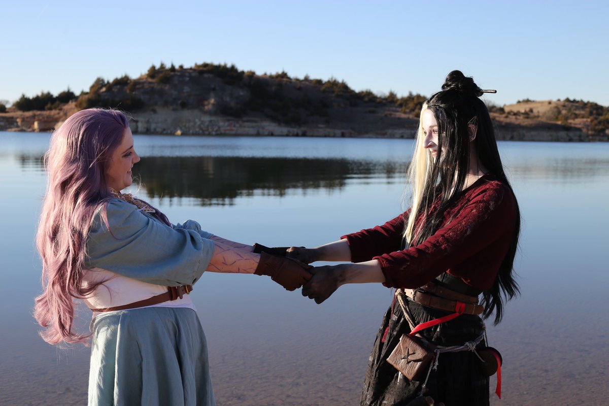 katgeocosplay's tweet photo. Get you a girl who looks at you the way Imogen looks at Laudna 🖤💜 

Don’t forget to love each other, #critters!

Imogen cosplayed by @Rachellynndar_ 
Laudna cosplayed by myself!

@Marisha_Ray @LauraBaileyVO 
@CriticalRole #criticalrole #criticalrolecosplay #bellshells https://t.co/VOf3hbUfFo
