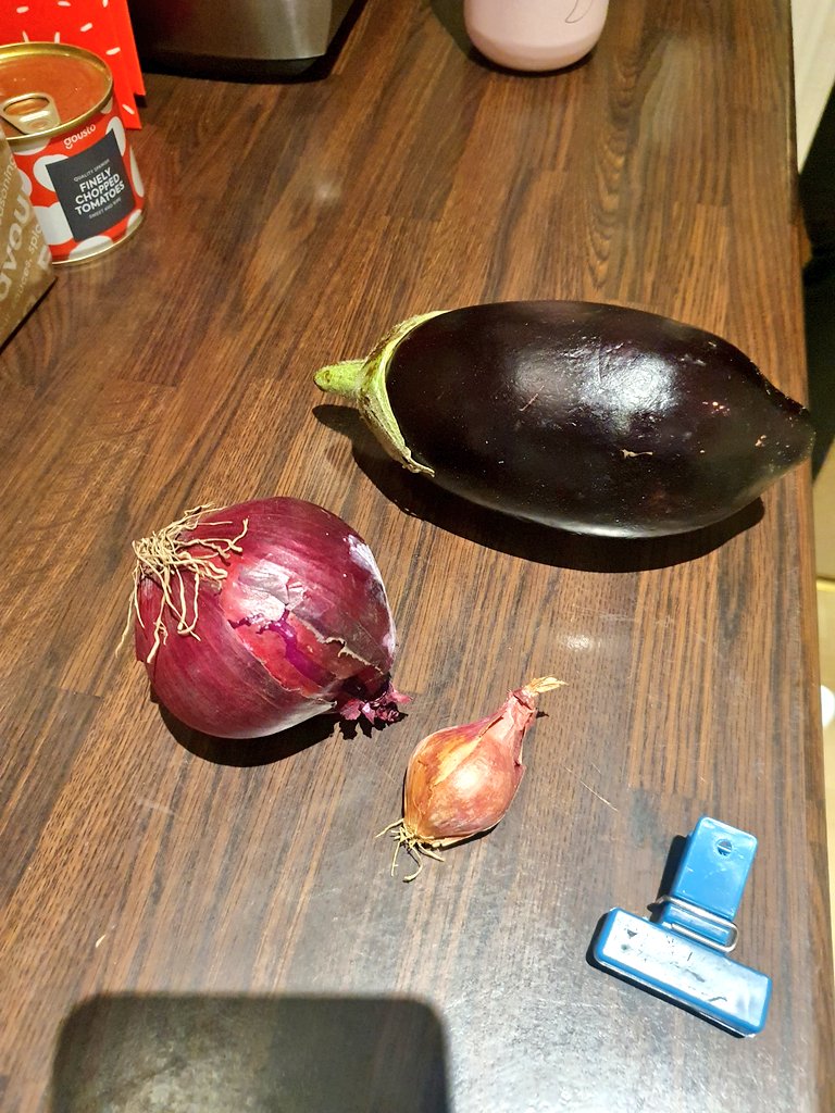 Ipster8's tweet photo. @goustocooking giving us the tiniest veg in our box this week. Not sure how this is shallot (tiny brown thing next to the red onion) meant to feed 2... First world problems, I know, but still https://t.co/8cW5Xn7IrR