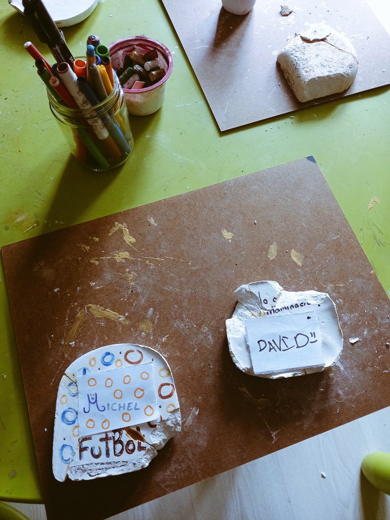 LorenaLpzMdz's tweet photo. Ver vivo el @MuPAI_BBAA con "loc@s bajitos" es una maravilla. Hoy han descubierto el proceso japonés Kintsugi y el concepto reparar en sus posibles versiones. https://t.co/FIVngrjQi2