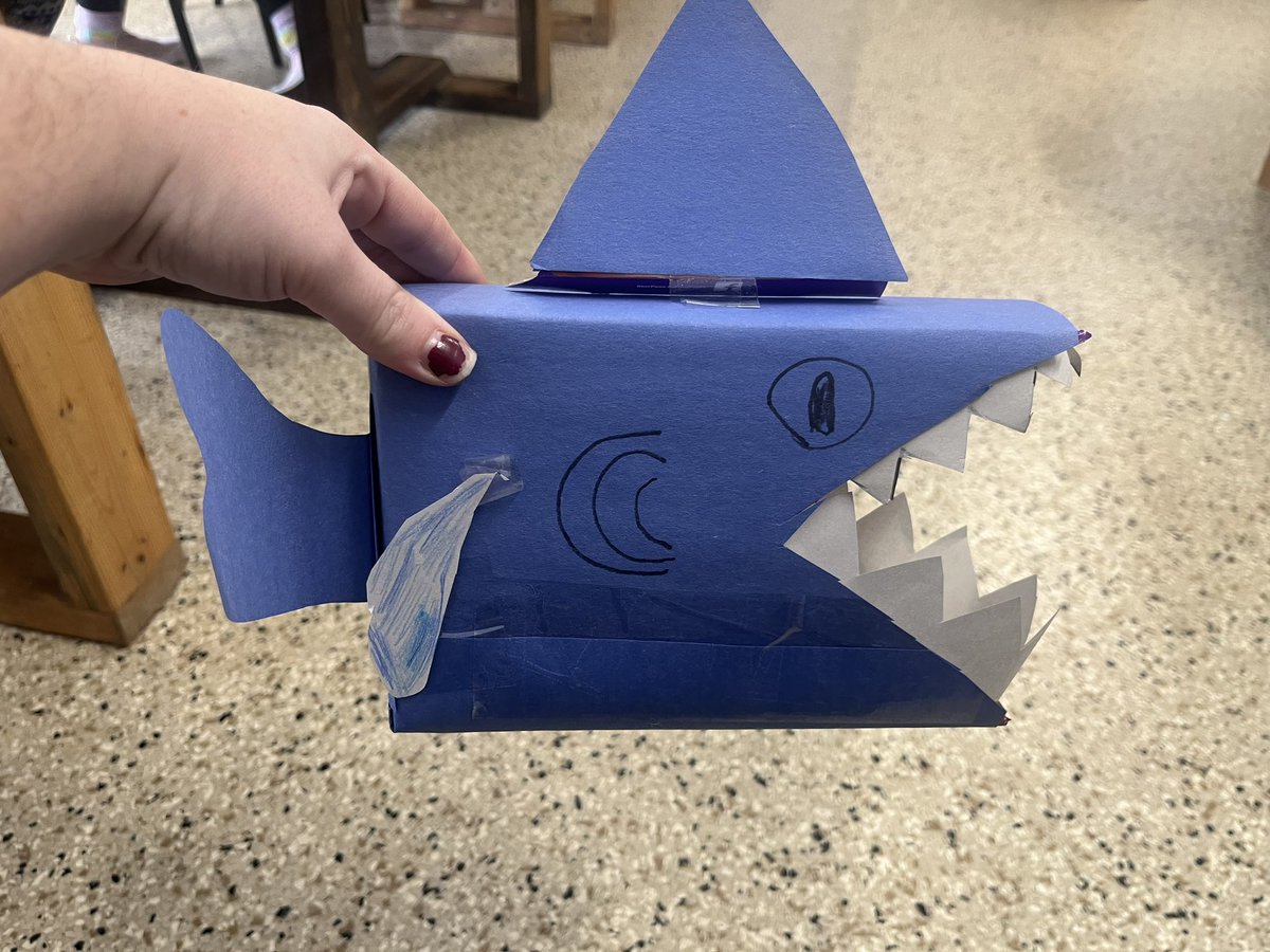 MsRose528's tweet photo. Happy Valentines Day ❤️🥰 our Grade 1 friends put in a lot of work and love into their Valentines Day card mailboxes. https://t.co/fAT1HzzM51