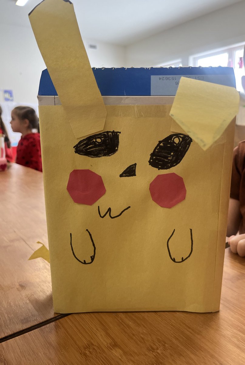 MsRose528's tweet photo. Happy Valentines Day ❤️🥰 our Grade 1 friends put in a lot of work and love into their Valentines Day card mailboxes. https://t.co/fAT1HzzM51