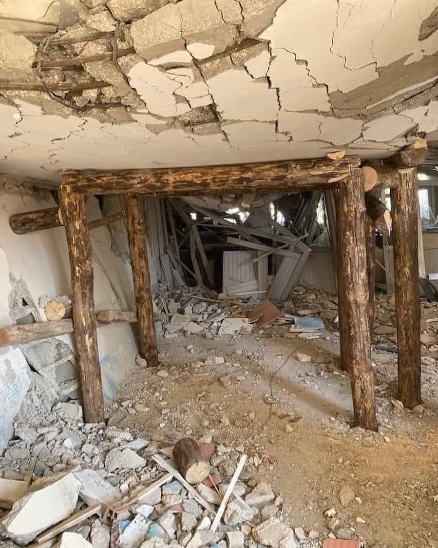 📸Madencilerin deprem enkazından hayat kurtarma yöntemi sosyal medyada gündem oldu.