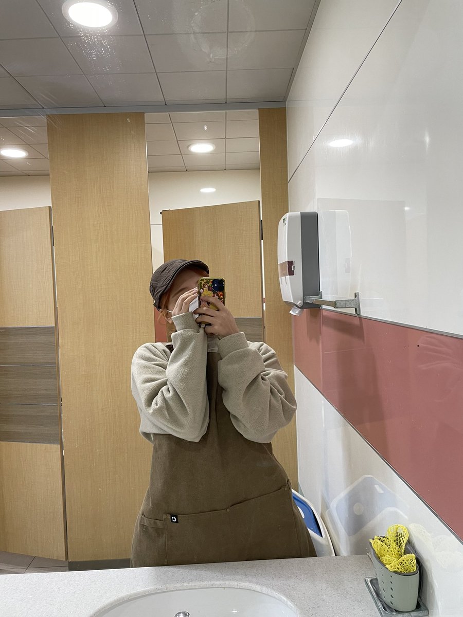 Seo27_'s tweet photo. 모자 생겨서 찍었숨둥 힣 😌 바리스타 일 한지 2달 .. (응애 ..) https://t.co/ixnp0rYETg