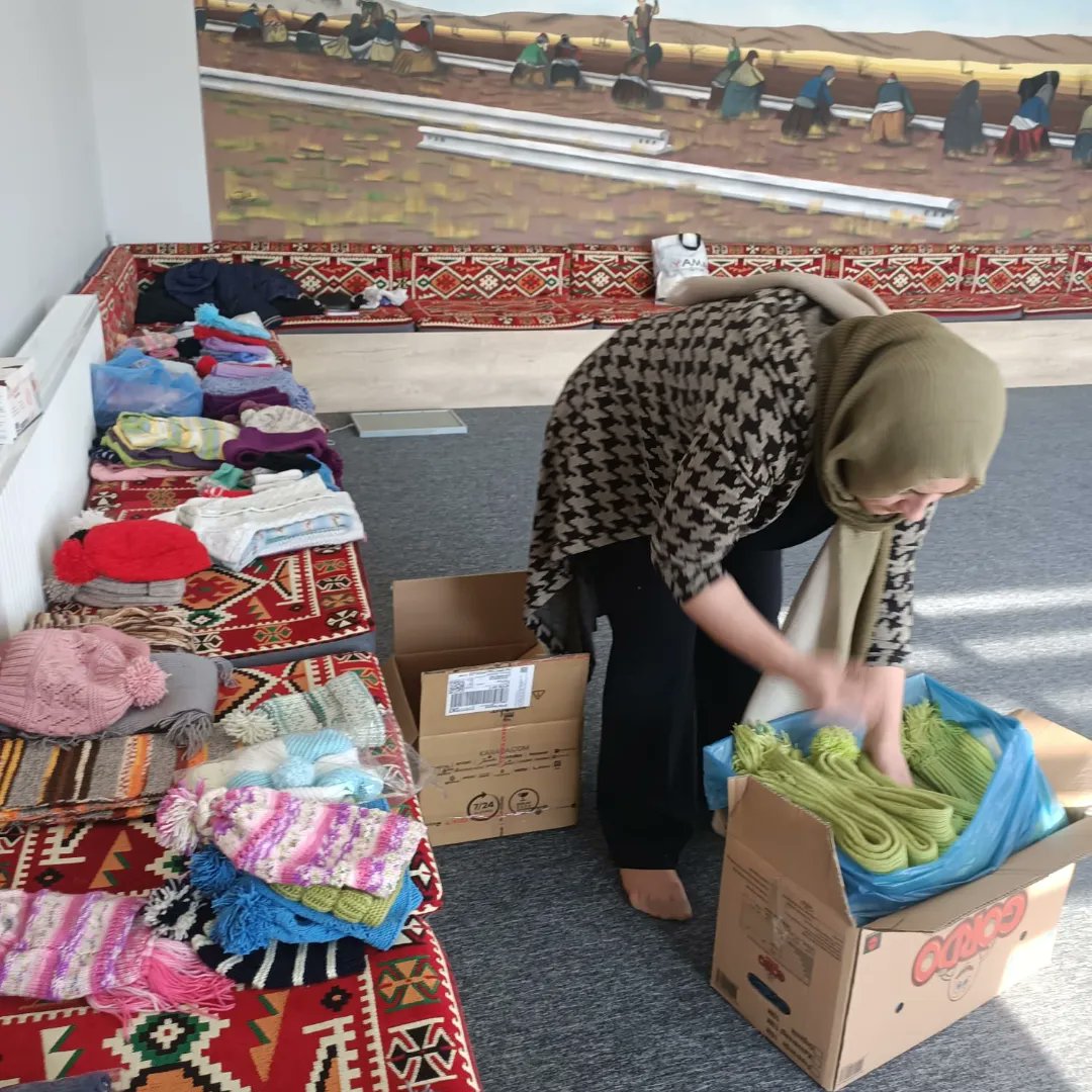 Çobanlar Kadın Kültür Evi katılımcıları afet bölgesindeki depremzedelerimiz ve çocukları için ördüğümüz atkı,bere ve yeleklerimizi paketleyip afet bölgesine ulaştırmak üzere Koordinasyon merkezimiz aracılığı ile Valiliğimize teslimatını gerçekleştirdik <a href="/kubrayigitbasi/">Doç. Dr. Kübra Güran Yiğitbaşı</a>