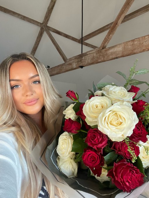Happy valentines day I fkn love flowers 🌹 https://t.co/0L8aCer0O7