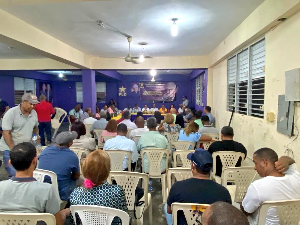 PLDSDO's tweet photo. El #PLDSDO fortalece las estructuras de campaña para ganar de manera holgada y contundente la presidencia con @AbelMartinezD, así como la alcaldia, diputados y regidores del partido del insigne lider y guía profesor #JuanBosch.
#PLDSDOdePie 💫
#AbelPresidente
#PorUnCaminoMejor https://t.co/oo9hwkZVbj