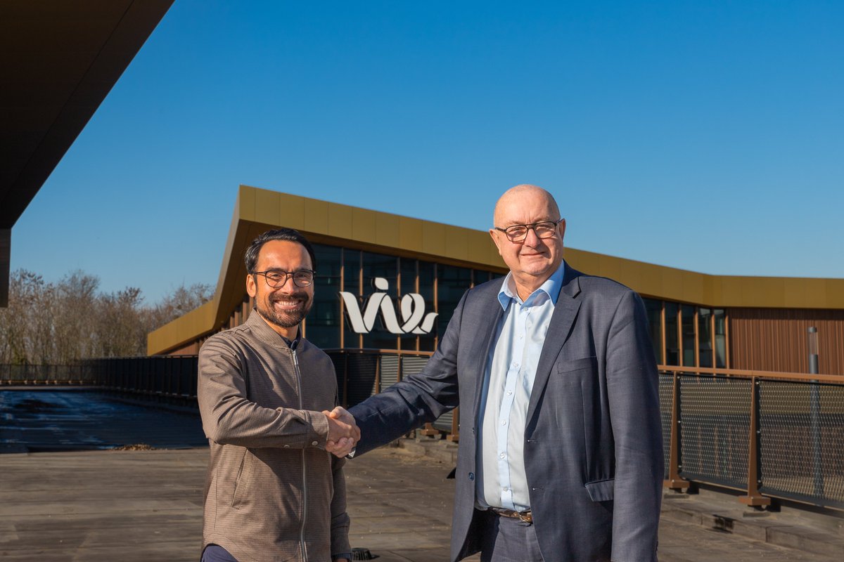 Vanmiddag schudden Jo Schlangen (coördinerend wethouder Vie) en Ard van Peppen (vitaliteitsmanager Roda JC Kerkrade) elkaar de hand op een prachtige nieuwe samenwerking. 

Lees het hele nieuwsbericht op de website 👉🏼 bit.ly/3Kc3Xj3.