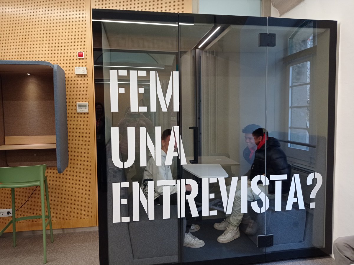 iesllavaneres's tweet photo. L'alumnat i professorat d'Economia i Geografia de 2n BAT A han visitat aquest dilluns les instal·lacions de l'Idescat i de BCN Activa.

Un bon complement per a les nostres classes! 👩🏽‍🏫👨🏼‍🏫

#institutllavaneres #2nBAT #Eonomia #Geografia https://t.co/bOdRfJ3z6P