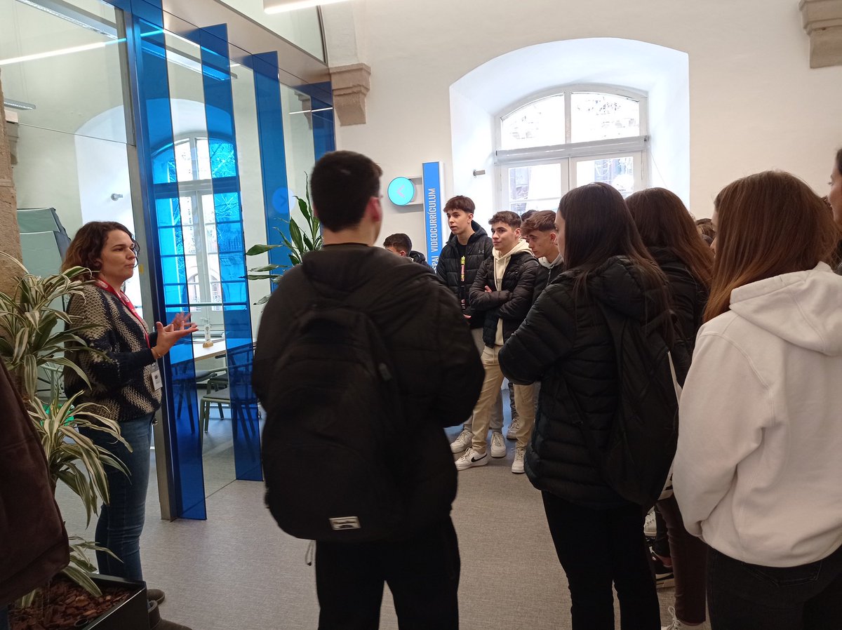 iesllavaneres's tweet photo. L'alumnat i professorat d'Economia i Geografia de 2n BAT A han visitat aquest dilluns les instal·lacions de l'Idescat i de BCN Activa.

Un bon complement per a les nostres classes! 👩🏽‍🏫👨🏼‍🏫

#institutllavaneres #2nBAT #Eonomia #Geografia https://t.co/bOdRfJ3z6P