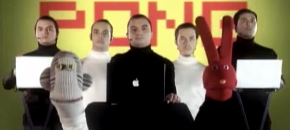 RicardoTrostelP's tweet image. Aprovechando del anuncio que @kraftwerk viene a Chile en mayo, recordar el homenaje de @Los_Bunkers y @31minutos_tv al cuarteto alemán, en el videoclip &quot;Una nube cuelga sobre mi&quot; 🤖 #WeAreTheRobots