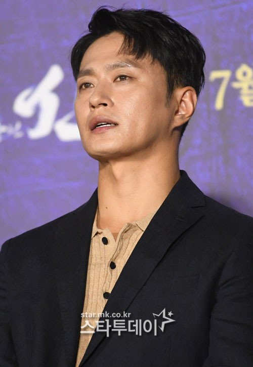 gongjicheoIs's tweet photo. You know who deserves to be a lead in a melo drama? Yes this man who has a loving and sad face and eyes 24/7 https://t.co/uyrEhHOsEc